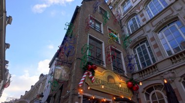 BRÜKSEL, BELGIUM - 26 Kasım 2025 - Brüksel 'de renkli bisiklet sanatı ve şenlikli Noel süslerinin yer aldığı ön cephe