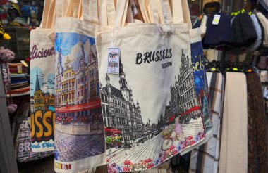 BRÜKSEL, BELGIUM - 26 Kasım 2025 - Brüksel, Belçika temalı turistler için çantalar, kent simgeleri ve sokak manzaraları