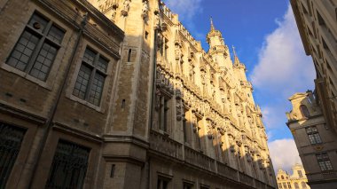 BRÜKSEL, BELGIUM - 26 Kasım 2025 - Büyük Yerdeki tarihi binaların mavi gökyüzünün altındaki Gotik mimarisi