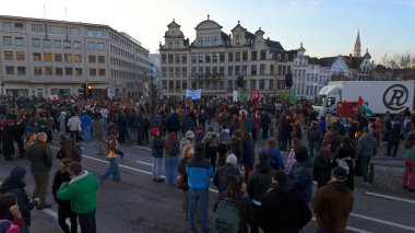 BRÜKSEL, BELGIUM - 26 Kasım 2025 - Brüksel 'de bayraklar ve pankartlarla düzenlenen siyasi gösteriye katılan