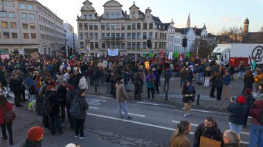 BRÜKSEL, BELGIUM - 26 Kasım 2025 - İnsanlar Brüksel, Belçika 'da siyasi protesto için toplanıyor
