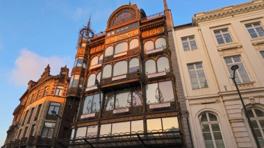 BRÜKSEL, BELGIUM - 26 Kasım 2025 - Belçika 'nın başkentinde Koninklijk Müzesi voor Muziekinstrumenten' in dış mimarisi Art Nouveau