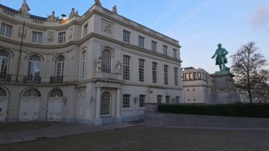 BRÜKSEL, BELGIUM - 26 Kasım 2025 - Neoklasik mimari sergilenen Şehitler Meydanı ve Frederic de Merode heykeli