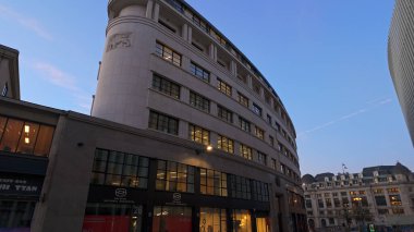 BRÜKSEL, BELGIUM - 26 Kasım 2025 - Brüksel, Belçika, Art Deco mimarisi ve akşamları parlayan pencereli şehir manzarası