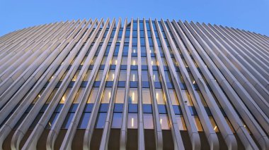 BRÜKSEL, BELGIUM - 26 Kasım 2025 - BNP Paribas Fortis Brüksel, Belçika 'da hava kararınca dalgalı bir cephe ile Montagne du Parc' ı inşa ediyor