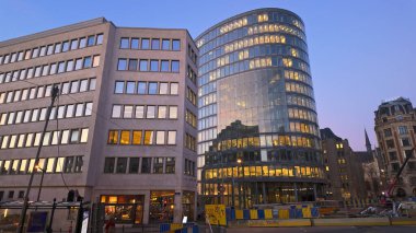 BRÜKSEL, BELGIUM - 26 Kasım 2025 - Brüksel şehir manzarası modern ofis binaları ve cam cephelerdeki yansımaları gösteriyor