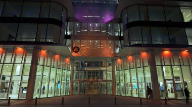 BRÜKSEL, BELGIUM - 26 Kasım 2025 - Brucity, Brüksel şehir idari merkezi, modern mimari ve gece aydınlatmasıyla parlıyor