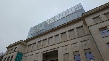 BRÜKSEL, BELGIUM - 26 Kasım 2025 - Brüksel 'de Avrupa Tarihi Binası cephesi ve modern cam ilavesi