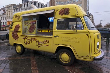 BRÜKSEL, BELGIUM - 26 Kasım 2025 - Brüksel 'de Gaufres Chaudes satan sarı renkli waffle kamyonu