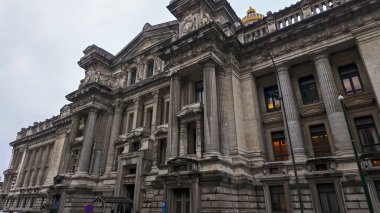 BRÜKSEL, BELGIUM - 26 Kasım 2025 - Adalet Sarayı, neoklasik mimarinin sütunları ve altın kubbesi bulunan tarihi bir bina