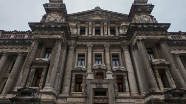 BRÜKSEL, BELGIUM - 26 Kasım 2025 - Brüksel, Belçika 'da neoklasik mimarisi ile önemli bir adliye sarayı
