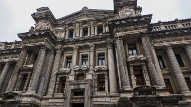 BRÜKSEL, BELGIUM - 26 Kasım 2025 - Mimari ayrıntılar ve klasik sütunların yer aldığı Adalet Sarayı