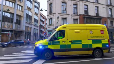 BRÜKSEL, BELGIUM - 26 Kasım 2025 - Brüksel 'de bir şehir caddesinde ambulans, acil bir duruma müdahale