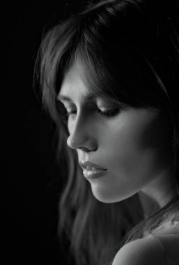 Parlak dudaklı genç bir kadının tek renkli stüdyo portresi. Bu görüntü güzellik ve moda fotoğrafçılığı projeleri için uygundur..