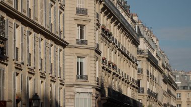 Fransa 'da balkonları ve panjurları olan Paris binalarının mimari detayları. Bu resim, bir Avrupa kentinin kentsel manzara ve mimari tarzını gözler önüne sermektedir..