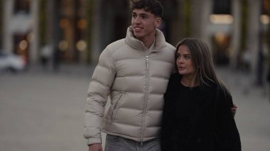 Romantik bir çift Paris 'te birlikte yürür. Sevgi ve şefkat gösterirler. Genç çift şehir tatilinden zevk alır ve kışlık giysiler giyer..