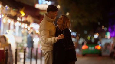 Paris 'te romantik bir çift gece Fransa' da şehir ışıklarıyla sarılır. Bu resim seyahat turizm yaşam tarzı ve ilişki içeriği için uygundur.