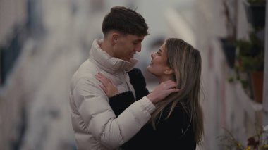 Romantik bir çift Paris 'te sevgi ve şefkat dolu bir anı paylaşıyor. Çift kışlık palto giyiyor ve arka plan Avrupa' nın seyahat ve turizm içeriği için mükemmel bir şehir manzarasını gösteriyor..