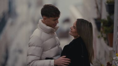 Paris 'te genç bir çift bir randevu sırasında birbirlerine sevgi ve sevgiyle bakıyorlar. Kış kıyafetleri giyiyorlar ve şehir ortamında birlikte vakit geçiriyorlar..