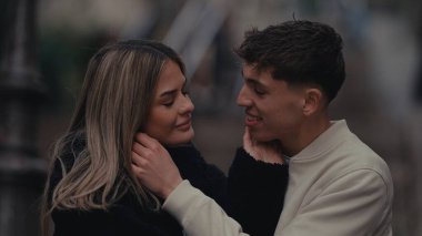 Romantik bir çift Paris 'te sevgi ve şefkat dolu bir anı paylaşıyor. Genç adam ve kadın, sonbahar sezonunda açık havada samimi bir bağın tadını çıkarıyorlar..