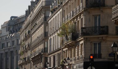 Fransa 'da balkon ve panjurlu Paris mimarisinin görüntüsünde Avrupa şehir binaları süslenmiş detaylar ve şehir sokak manzaralarıyla gösteriliyor..