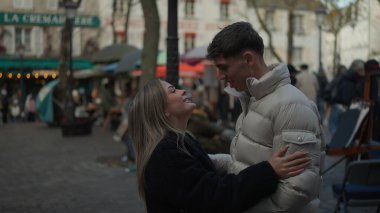 Romantik bir çift Montmartre Paris 'te kucaklaşıyor. Fransa bir şehir ortamında sevgi ve şefkat dolu bir anı paylaşıyor. Şehir caddesinde ve onların sevgi dolu gösterileri için büyüleyici bir zemin sağlıyor..