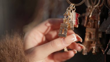 Eyfel Kulesi ve Zafer Takı tılsımlarının bulunduğu Paris hatıra anahtarlıklarının yakın çekimi. Bu resim seyahat turizmi ve hediye amaçlı ticari projeler için kullanılabilir.