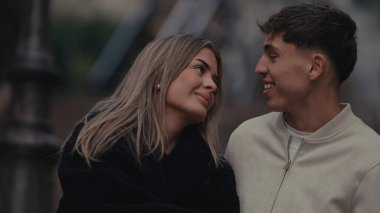 Paris 'te genç ve romantik bir çift birbirlerine sevgi ve sevgiyle bakıyor. Gülümsüyor ve birlikte vakit geçiriyorlar. Bu resim seyahat turizmi veya ilişki temalı reklam ve pazarlama kampanyaları için kullanılabilir..