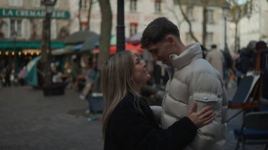 Romantik bir çift Montmartre Paris 'te sevgi ve şefkat dolu bir anı paylaşıyor. Avrupa' nın sokak sahnesinde eski binalar ve kaldırımlar, bağlantıları için büyüleyici bir zemin oluşturuyor..