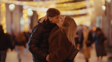 Paris 'te romantik bir çift, gece Fransa' da etrafı bokeh ışıklarıyla çevrili. Bu resim Sevgililer Günü terfileri seyahat reklamları veya ilişki temalı memnuniyet için kullanılabilir.