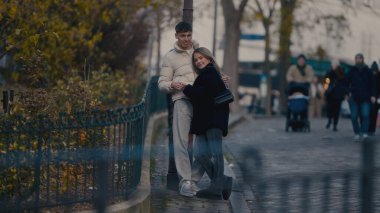 Romantik bir çift, Paris 'te bir kaldırım taşı caddesinde sonbahar sezonu boyunca Fransa' da yürüyorlar. Yayalar arka planda canlı bir şehir manzarası yaratıp seyahat ve turizm kavramları yaratıyorlar..