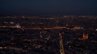 PARIS, FRANCE - 16 ARALIK 2025 - Paris 'te gece boyunca panoramik hava manzarası,