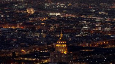 PARİS, FRANCE - 16 ARALIK 2025 - Paris 'in gece manzarasında Les Invalides ve Arc de Triomphe