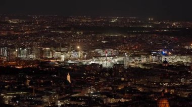 PARIS, FRANCE - 16 ARALIK 2025 - Paris Fransa 'nın geceleri aydınlandığını gösteren panoramik hava manzarası