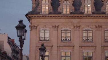 PARIS, FRANCE - 16 ARALIK 2025 - Boucheron mağazasının dışı Vendome Meydanı 'nda gece lambasının keyfini çıkarıyor