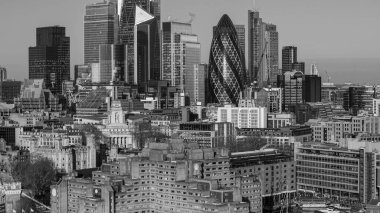 LONDON, İngiltere - 7 Ocak 2026 - Londra şehir silueti, tarihi simgelerin yanında siyah ve beyaz gökdelenlerle birlikte