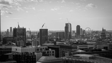 LONDON, İngiltere - 7 Ocak 2026 - Londra şehir manzarası St. Paul Katedrali ve Londra Gözü 'nü gösteriyor