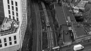 LONDON, UK - HAZİRAN 07, 2026 - Havadan bakıldığında şehirde birden fazla tren yolu üzerinde seyahat eden bir tren keşfedildi