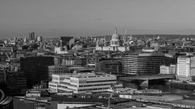 LONDON, İngiltere - 07 Ocak 2026 - Londra şehir panoraması Thames Nehri 'ni çevreleyen tarihi ve modern binaları gösteriyor