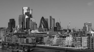 LONDON, İngiltere - 7 Ocak 2026 - Londra şehir manzarası modern gökdelenleri, konut binalarını ve nehir manzarasını gösteriyor