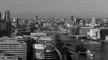 LONDON, İngiltere - 07 Ocak 2026 - Thames Nehri boyunca ikonik simgeler içeren siyah beyaz Londra şehir manzarası