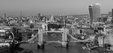 LONDON, İngiltere - 07 Ocak 2026 - Thames Nehri 'ni kaplayan Iconic Tower Bridge panoramik siyah beyaz Londra şehri