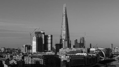 LONDON, UK - 7 Ocak 2026 - The Shard skyscraper, River Thames ve modern mimarinin yer aldığı Londra şehir manzarası
