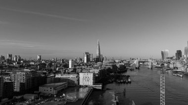 LONDON, İngiltere - 07 Ocak 2026 - Thames Nehri boyunca Çömlek ve Kule Köprüsü 'nün yer aldığı siyah beyaz Londra şehir manzarası