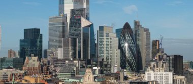 LONDON, İngiltere - 27 Ocak 2026 - Londra finans bölgesi gökdelenleri açık mavi gökyüzüne karşı modern gökdelenler ile gökyüzü