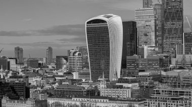 LONDON, İngiltere - 7 Ocak 2026 - Londra gökdelenleri ve siyah beyaz tarihi binaların yer aldığı gökdelenler