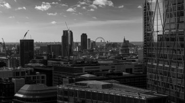 LONDON, UK - HAZİRAN 07, 2026 - Havadan bakıldığında Londra 'nın simgesel simgeleri ve modern gökdelenleri siyah ve beyaz
