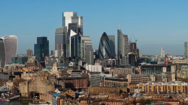 LONDON, İngiltere - 07 Ocak 2026 - Londra gökdelenleri ve eski binaların yer aldığı gökyüzü açık mavi