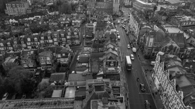 LONDON, UK - HAZİRAN 07, 2026 - Muswell Hill kentsel caddesinde binalar, trafik ve yayalar