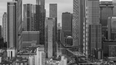 LONDON, İngiltere - 7 Ocak 2026 - Canary Wharf silueti yeni kentsel gelişim ve iş mimarisini sunar